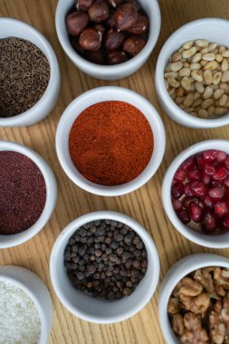 Fındıklı, kepekli, kimyonlu, biberli, deniz tuzlu ve diğer baharat koleksiyonu.