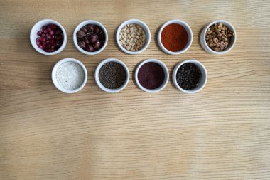 Fındıklı, kepekli, kimyonlu, biberli, deniz tuzlu ve diğer baharat koleksiyonu.