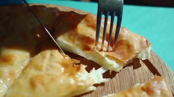 Людина Виделкою Ножем Ріже Пиріг Сиром Сулугуні Запеченою Скоринкою Ресторані — стокове відео