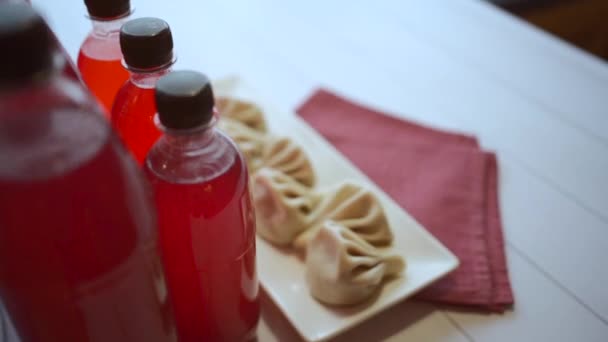 雅典娜辛卡莉 红葡萄酒装在一次性瓶子里 — 图库视频影像