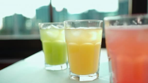 Kolekcja Świeżych Napojów Lemoniadowych Szklankach Stoliku Kawiarni Lub Barwnych Napojów — Wideo stockowe