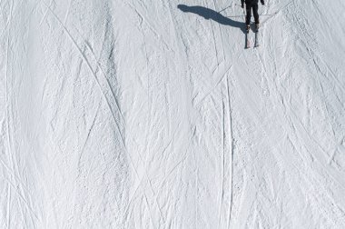 Güneşli kış gününde Alp karlı tepelerde kayak yapan kayakçılar