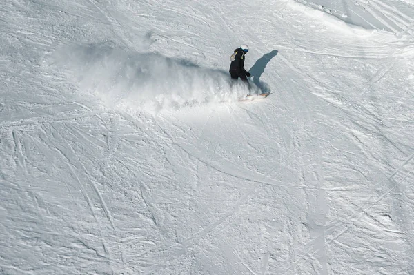 Esquiadores Snowboarders Esquiando Colinas Nevadas Alpinas — Foto de Stock