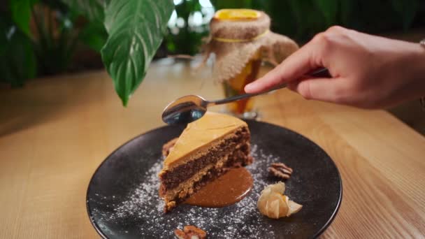 Kaşık Kesen Kadın Eli Restoran Masasında Kakao Kremalı Tatlı Yemek — Stok video