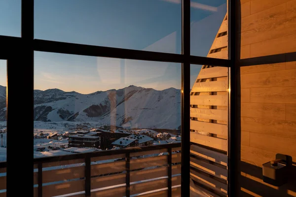 Krajobraz Piękności Okien Domu Śnieżne Zimowe Wzgórze — Zdjęcie stockowe