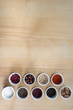 Fındıklı, kepekli, kimyonlu, biberli, deniz tuzlu ve diğer baharat koleksiyonu.