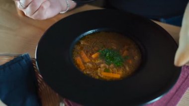 Porcini ve sebzeli vejetaryen çorbası ile beslenen bir kadın. 