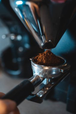 Kahveci espresso hazırlar ve Arabika ya da robusta kahve çekirdekleri öğütür.