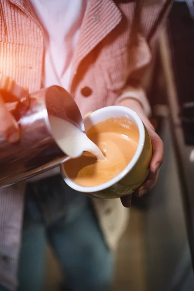 Barkeeper Bereiten Köstlichen Flachen Weißen Leckeren Heißen Kaffee Drink Café — Stockfoto