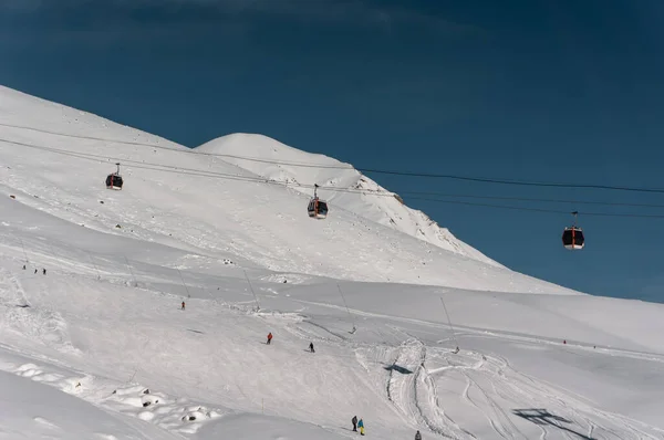 Šťastní Turisté Skilift Zasněžených Alpách — Stock fotografie