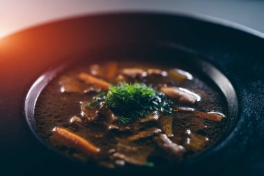 Porcini ve sebzeli vegan çorbası. 