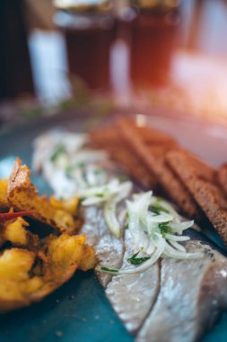 Lezzetli ve lezzetli tuzlu balık filetosu, ekmek ve garnitürle birlikte.