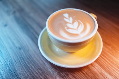 Lokantada lezzetli kapuçino ya da süt köpüklü süt.