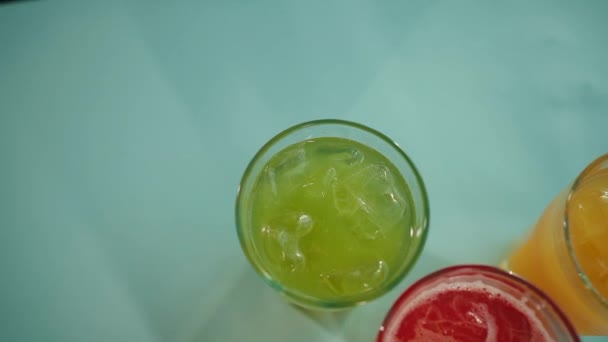 Samling Färska Lemonaddrycker Glas Cafébordet Eller Färgglada Uppfriskande Drycker Ovanifrån — Stockvideo