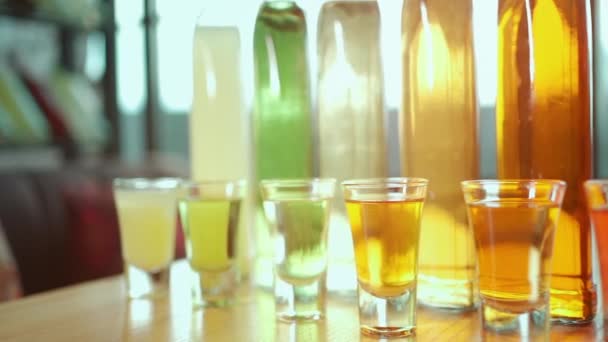 Различные Разноцветные Алкогольные Напитки Стрелками Прозрачные Бутылки — стоковое видео