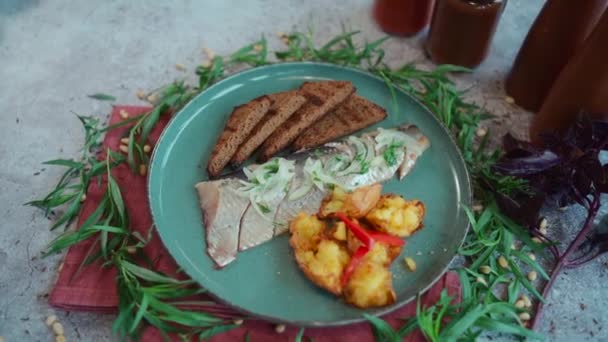 제과점에 양파와 청어로 그릇을 토스트 근처에 식당에서 세라믹 접시에 감자를 — 비디오