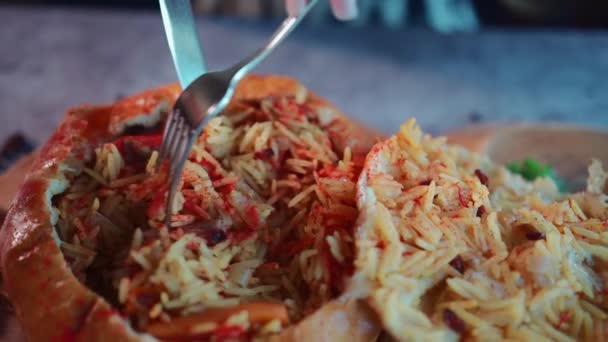 女性特写镜头 用叉子和小刀吃饭碗 饭碗里塞满了米饭和香料 原来的菜 — 图库视频影像