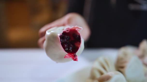 Frauenhand Mit Knödel Mit Saftigen Blaubeeren Originelles Dessert Restaurant — Stockvideo