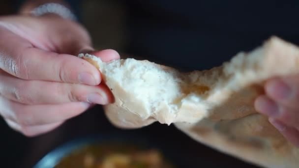 Detailní Záběr Ženských Rukou Lámajících Pšeničný Georgiánský Lávový Chléb Omáčku — Stock video