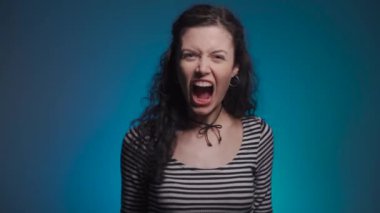 kıvırcık esmer kadın kamera üzerinde yüksek sesle çığlık