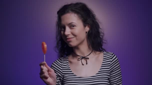 Kıvırcık Esmer Kadın Kırmızı Tatlı Lolipop — Stok video
