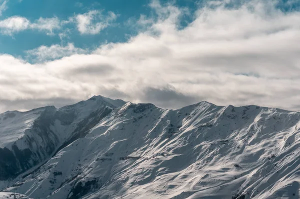 Kafkas kayak merkezinde kar tepeleri, kış buzdağı