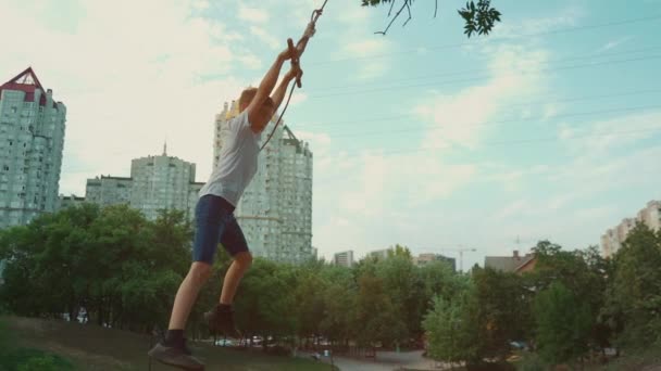 Criança Balançando Voando Bungee Parque Cidade Livre — Vídeo de Stock