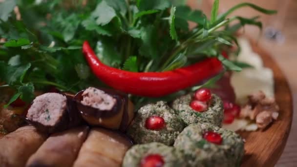 各种不同的几何图形的Pkhali 茄子卷 香菜和洒在木板上 — 图库视频影像