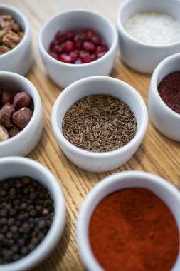 Fındıklı baharat koleksiyonu, kestane, kimyon, biber, deniz tuzu ve diğer şeyler.