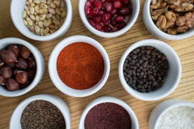 Fındıklı, kepekli, kimyonlu, biberli, deniz tuzlu ve diğer baharat koleksiyonu.