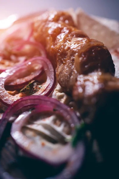Savoureux Kebap Arabe Avec Pita Sauce Blanche Sur Assiette Bois — Photo