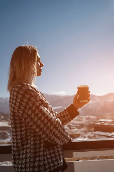 Blonde Woman Drinking Hot Tea Mountains — Foto Stock