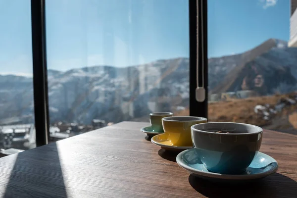 Wenige Tassen Mit Schwarzer Kaffeemasse Auf Holztisch — Stockfoto