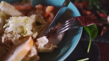 Yeşil sebzeli ve yumurtalı sezar karides salatası