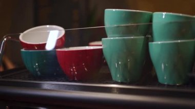 Profesyonel kahve makinesinde seramik renkli fincanlar veya kupalar koleksiyonu