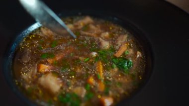 Porcini ve sebzeli vejetaryen çorbası ile beslenen bir kadın. 