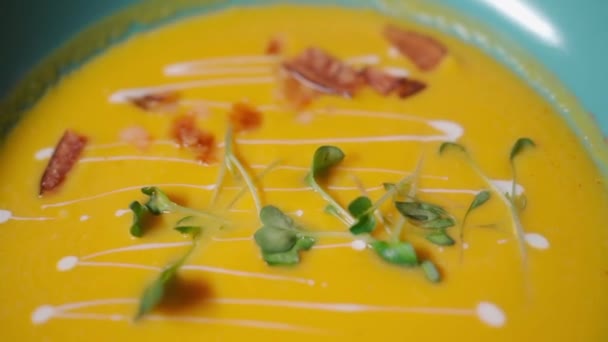 Delicious Yellow Pumpkin Cream Soup Meat Green Peas — Stock Video