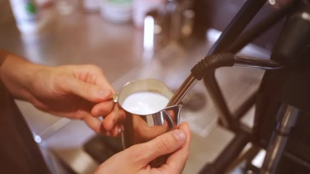 调酒师加热牛奶以配制卡布奇诺或拿铁热饮料 — 图库视频影像