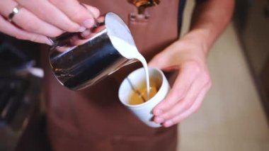Barmen düz beyaz kahve içeceği hazırla.
