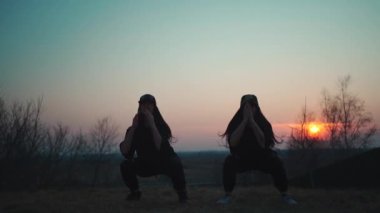 Spor ve spor yapan iki atletik kadın sabahları parka sığar.