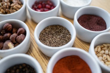 Fındıklı baharat koleksiyonu, kestane, kimyon, biber, deniz tuzu ve diğer şeyler.