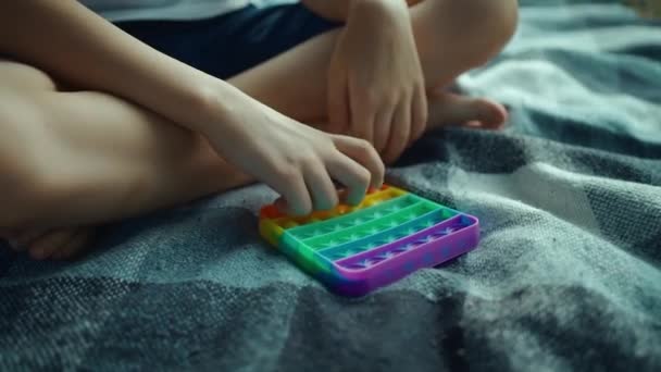 Unge Pojke Leka Med Regnbåge Popit Fidget Leksak Och Tryck — Stockvideo