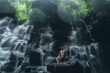 Bali Endonezya 'da şelalede duran erkek. Yüksek kalite fotoğraf