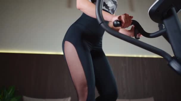 Femeie Closeup Exercitarea Eliptic Orbitrack Mașină Club Sport — Videoclip de stoc
