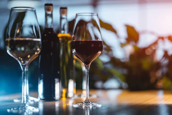 Σετ Από Κομψό Ποτήρι Κρασιού Και Vintage Μπουκάλι Αλκοόλη — Φωτογραφία Αρχείου