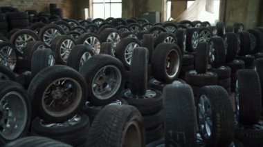 Araçlar için hazırlanmış yeni tekerlekleri olan lastik mağazası, lastik konseptini değiştir 