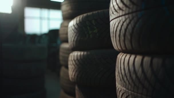 汽车维修中心或轮胎商店内带胎面的新旧橡胶轮胎的特写 — 图库视频影像