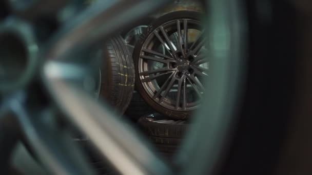Reifenlager Mit Neuen Autorädern Für Fahrzeuge Vorbereitet Reifenkonzept Ändern — Stockvideo