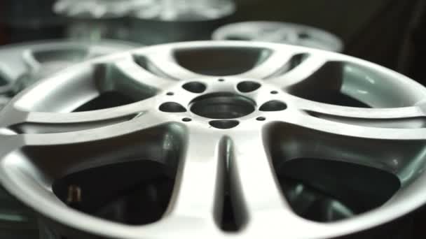 在另一个轮缘背景上选择性地聚焦于圆形金属汽车盘 — 图库视频影像