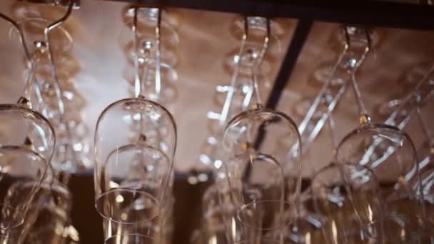 Kolekcja Kieliszków Wina Alkoholowego Góry Nogami Restauracji — Wideo stockowe